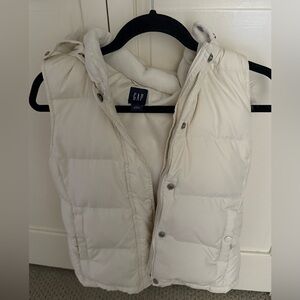 GAP Cream Puffer Vest - great condition. Removable hood with faux fur trim.